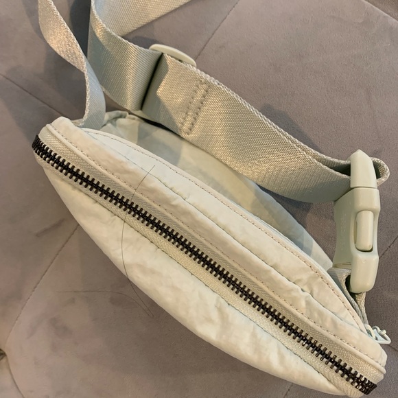 RARE NWOT Lululemon Everywhere Belt Bag Springtime Mint Green - Picture 8 of 16